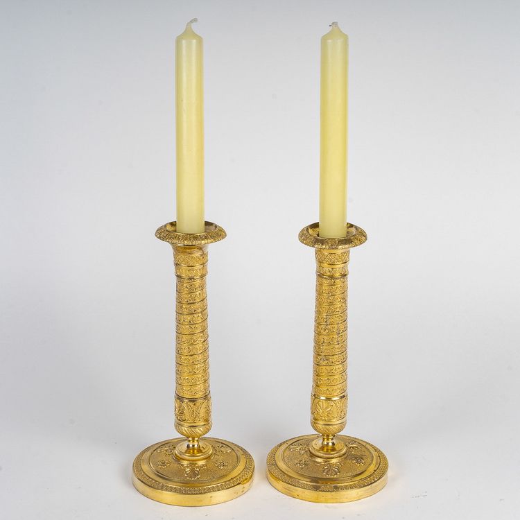 Coppia di piccoli candelieri in bronzo dorato con colonne Vendôme del periodo Impero, 1810 ca.