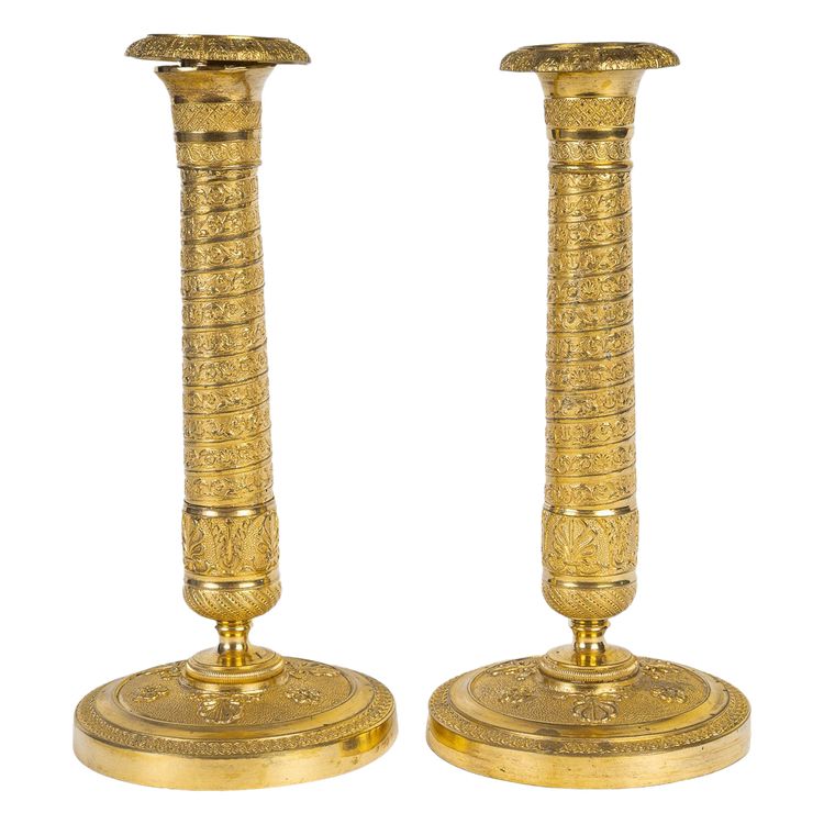 Coppia di piccoli candelieri in bronzo dorato con colonne Vendôme del periodo Impero, 1810 ca.