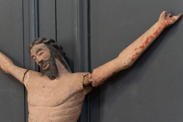 Christ en bois sculpté du XVe polychromie Sud de la France