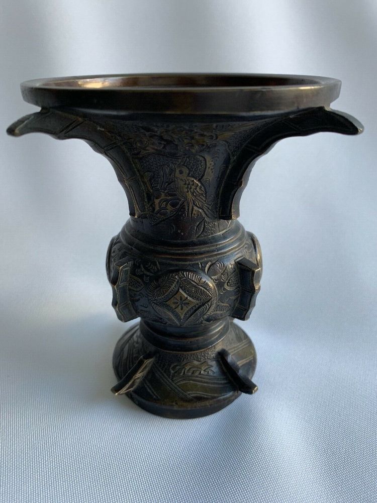 Vase japonais en bronze XIXe avec dorure décor d'animaux ciselé ailettes