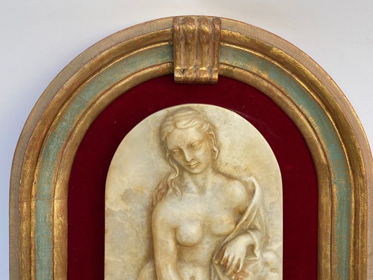 Alabaster plaque in bas-relief Venus aux Amours 19th century red velvet gilt frame