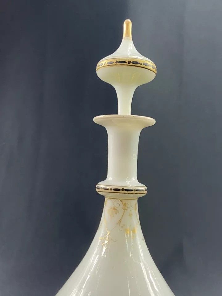 Carafe de nuit en opaline blanche rehaussée or époque début XIXe