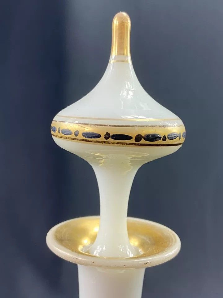 Carafe de nuit en opaline blanche rehaussée or époque début XIXe