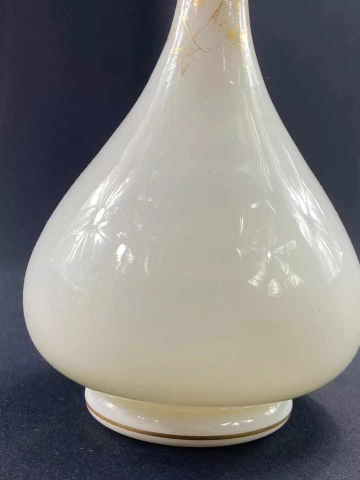 Carafe de nuit en opaline blanche rehaussée or époque début XIXe