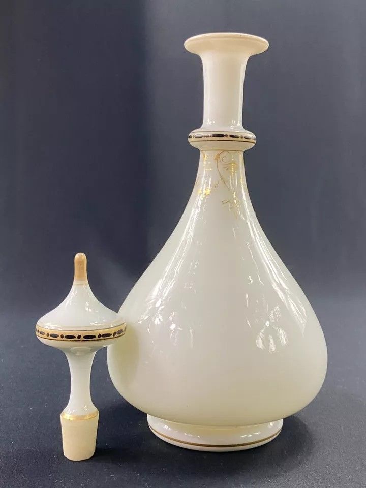 Carafe de nuit en opaline blanche rehaussée or époque début XIXe