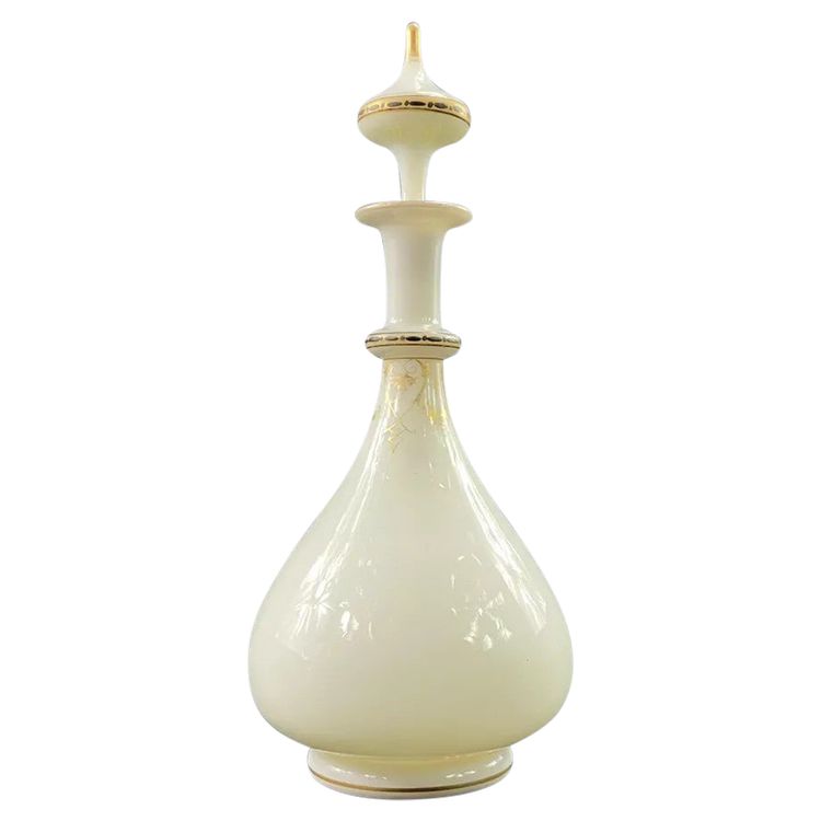 Carafe de nuit en opaline blanche rehaussée or époque début XIXe