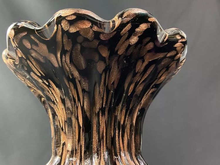 Signierte Vase aus Murano-Kristall Venedig Goldeinschluss auf schwarzem Grund