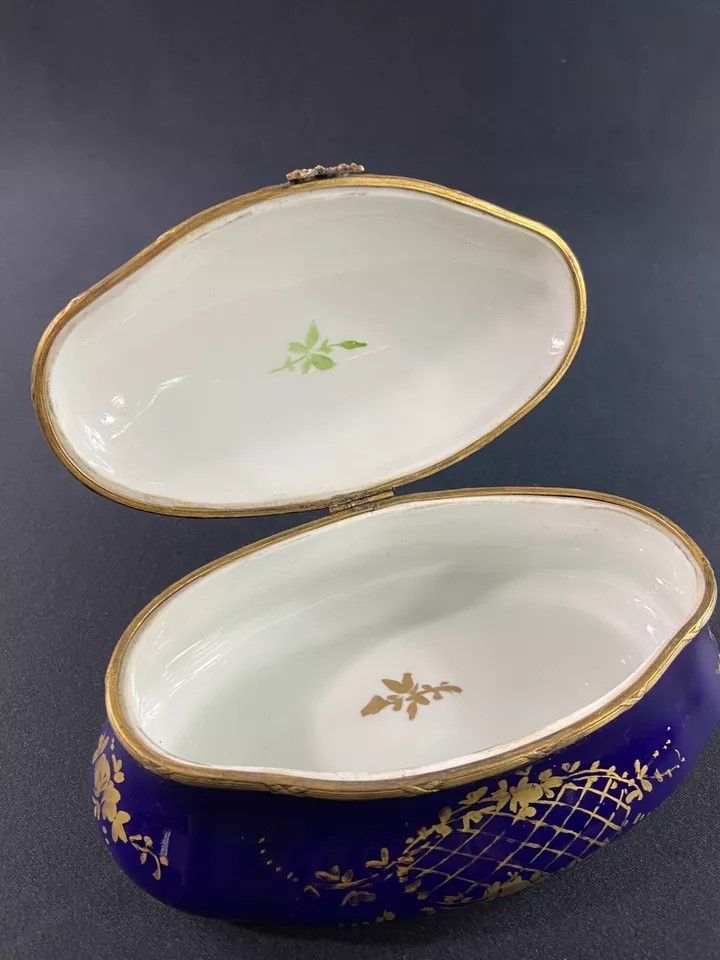 Schmuckschatulle Bonbonniere oval Porzellan Paris Sèvres Regency Blumendekor