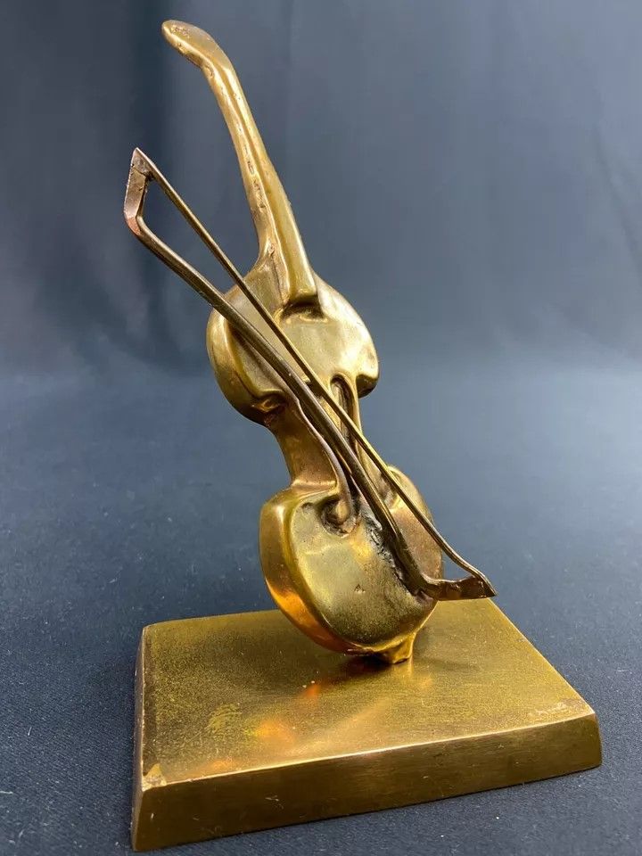 Soggetto in bronzo scolpito con violoncello e violino firmato Yves Lohé