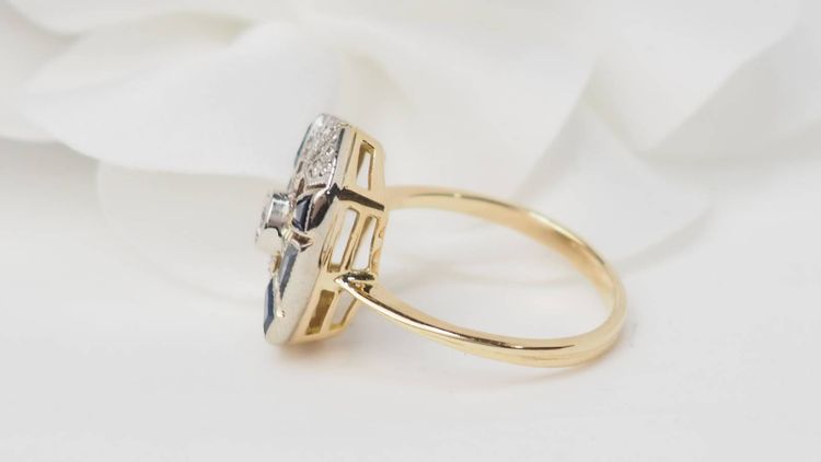 Alter Ring aus Gelbgold, Saphiren und Diamanten