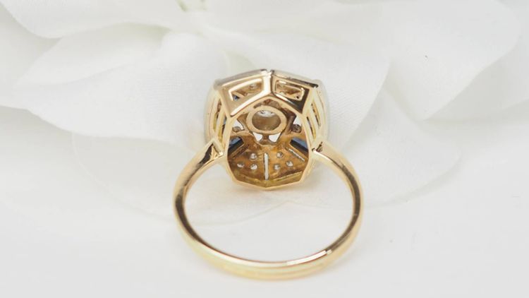 Alter Ring aus Gelbgold, Saphiren und Diamanten