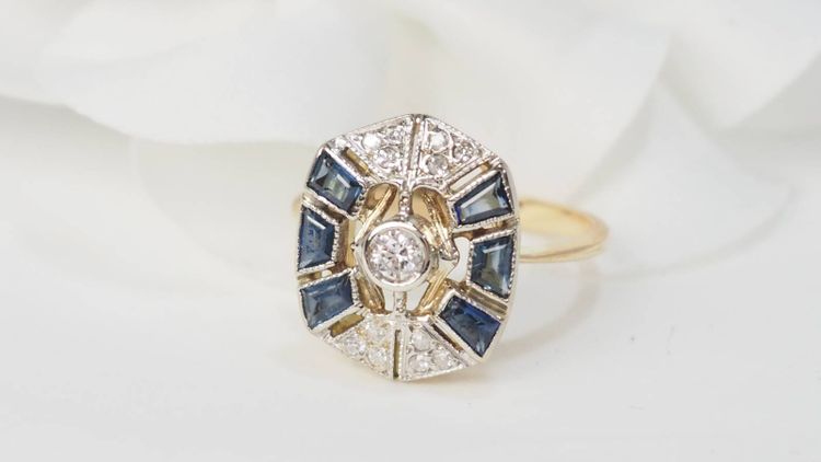 Alter Ring aus Gelbgold, Saphiren und Diamanten