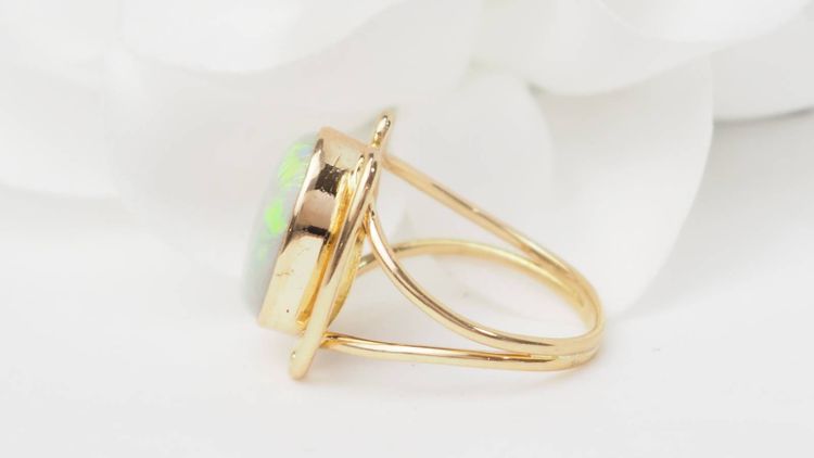 Ovaler Ring aus Gelbgold und Opal