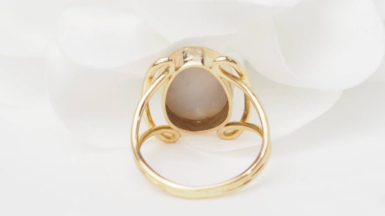 Ovaler Ring aus Gelbgold und Opal