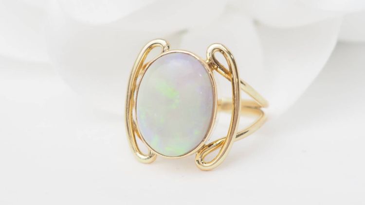 Ovaler Ring aus Gelbgold und Opal