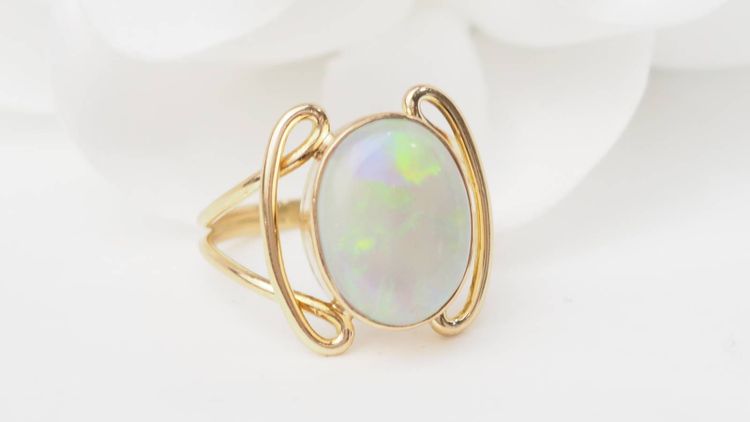 Ovaler Ring aus Gelbgold und Opal