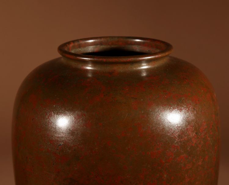  Original patinierte japanische Vase aus Bronze, die sehr elegant wirkt.