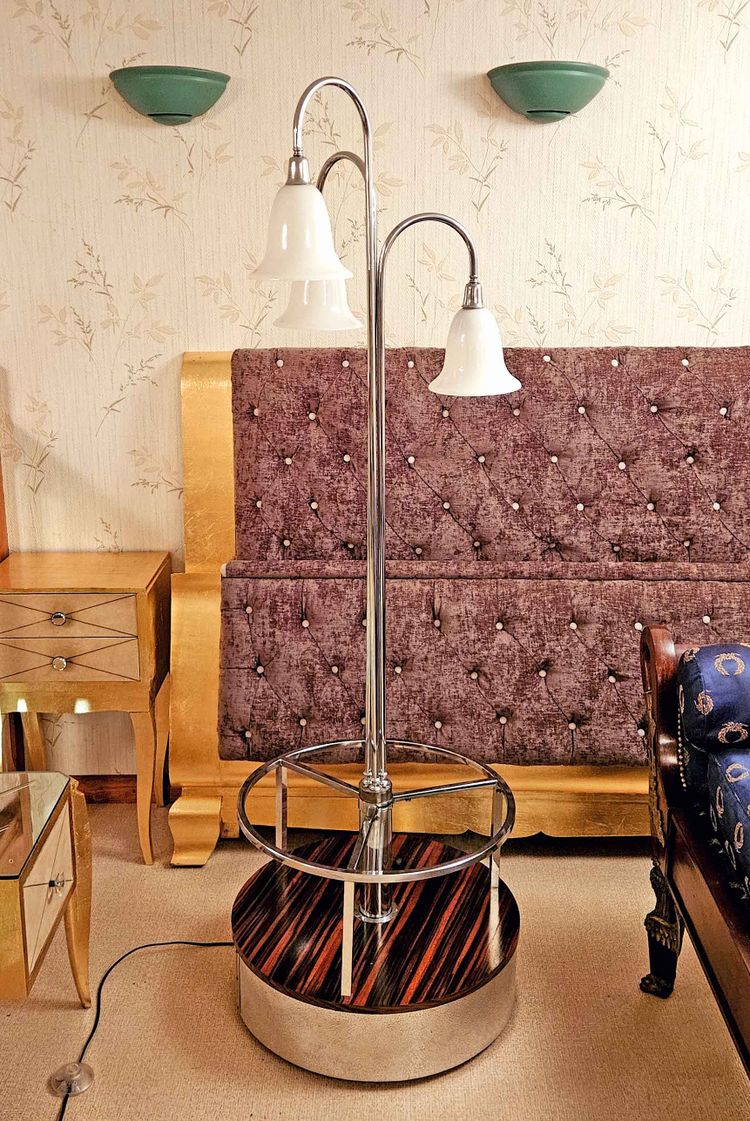 Apparecchio che forma un tavolo con piedistallo, design italiano 1960