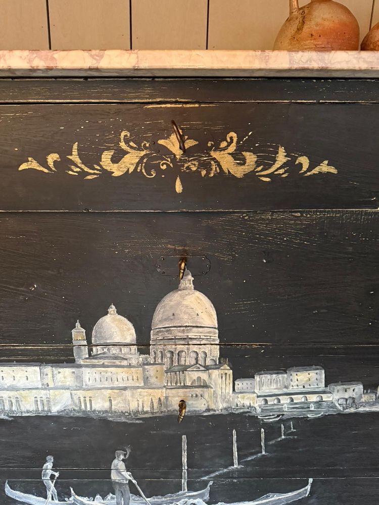 Commode italienne ( vue de Venise)datant du 19e siècle repatinee avec marbre