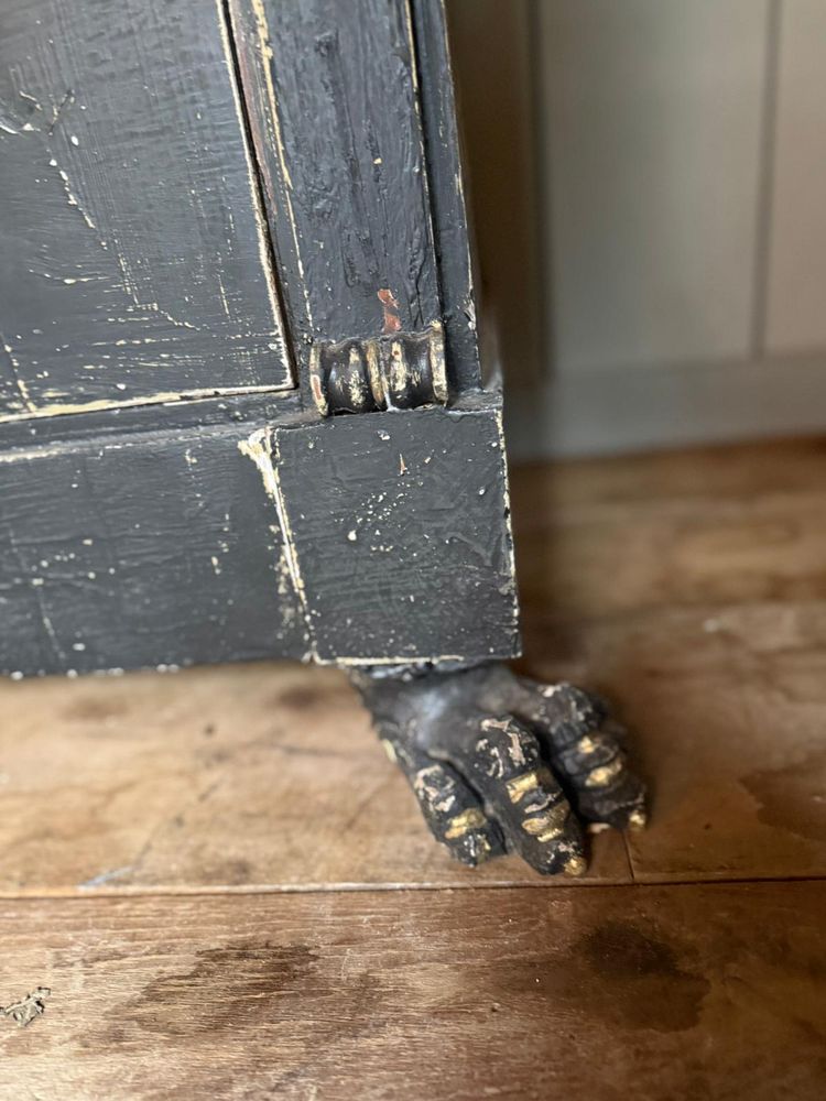 Commode italienne ( vue de Venise)datant du 19e siècle repatinee avec marbre