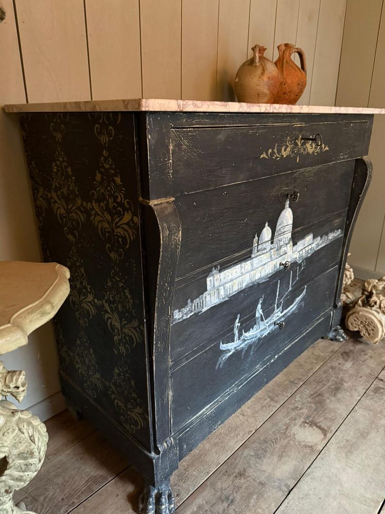 Commode italienne ( vue de Venise)datant du 19e siècle repatinee avec marbre