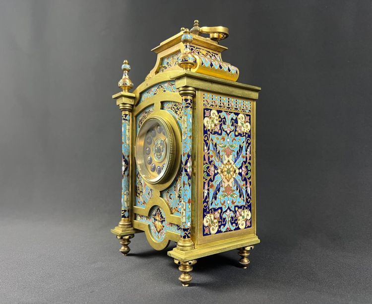 Orologio da viaggio in bronzo dorato e smalto cloisonné, fine XIX secolo