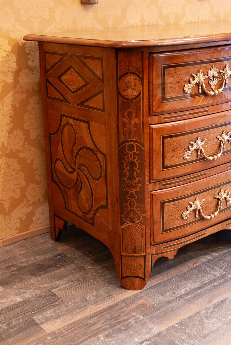 Louis XIV period marquetry chest of drawers decorated with a Ducal Crown circa 1700