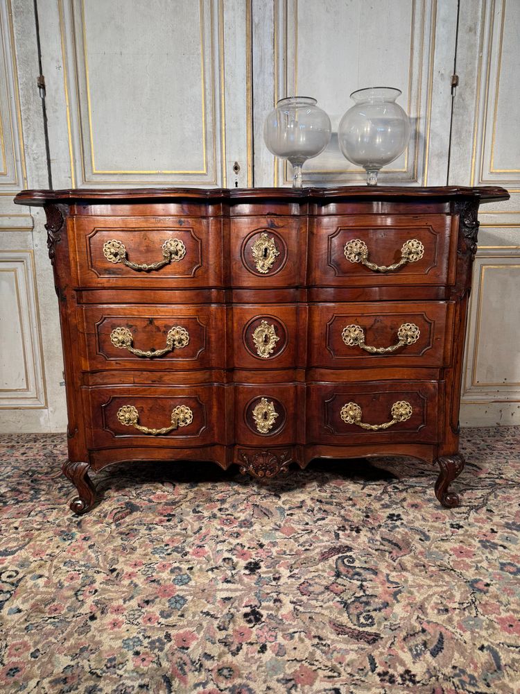 Commode arbalète en noyer d’époque Louis XV 18 eme siècle 