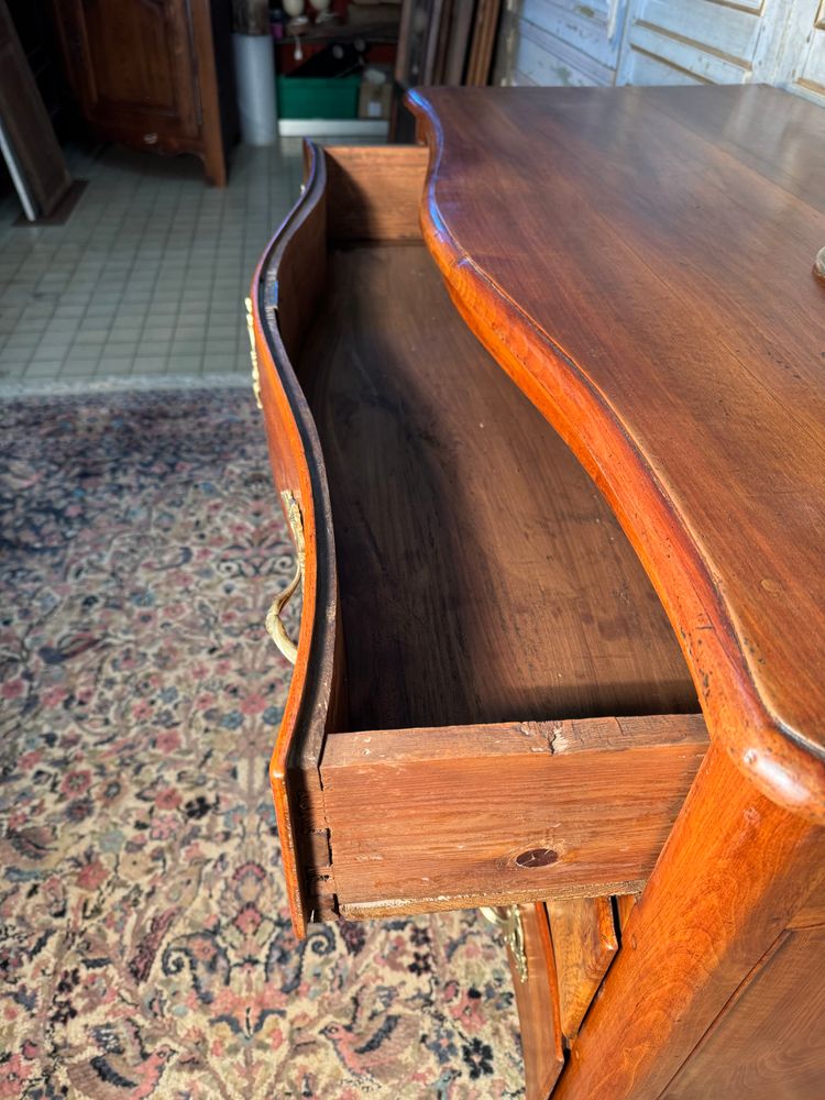 Commode galbée en noyer blond d’époque Louis XV 18 eme siècle 