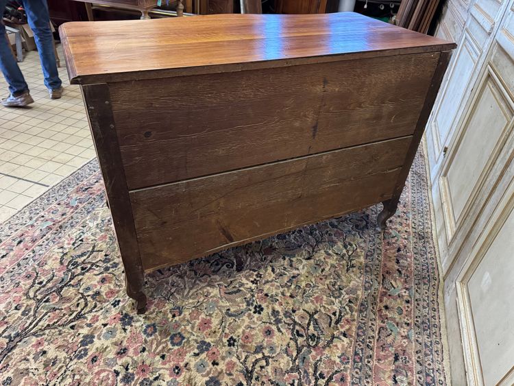 Commode galbée en noyer blond d’époque Louis XV 18 eme siècle 