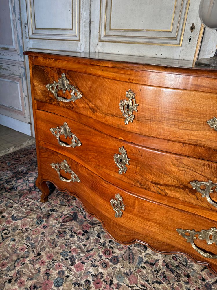 Commode galbée en noyer blond d’époque Louis XV 18 eme siècle 