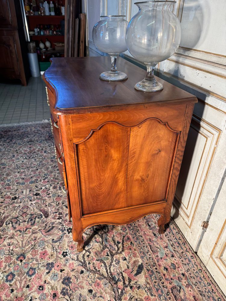 Commode galbée en noyer blond d’époque Louis XV 18 eme siècle 