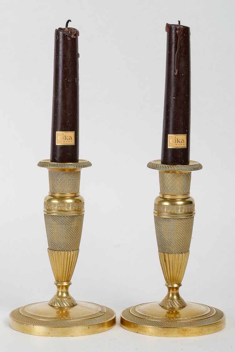 Coppia di piccoli candelieri detti “Ragots” in bronzo dorato periodo Impero 1810 circa