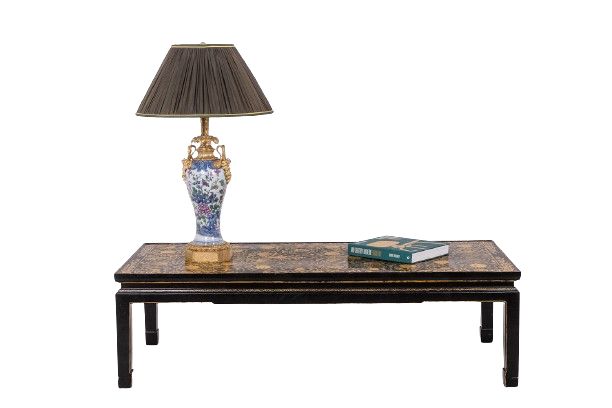 Lacquer coffee table with floral motifs. Circa 1900. LS6207355G