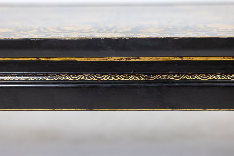 Lacquer coffee table with floral motifs. Circa 1900. LS6207355G