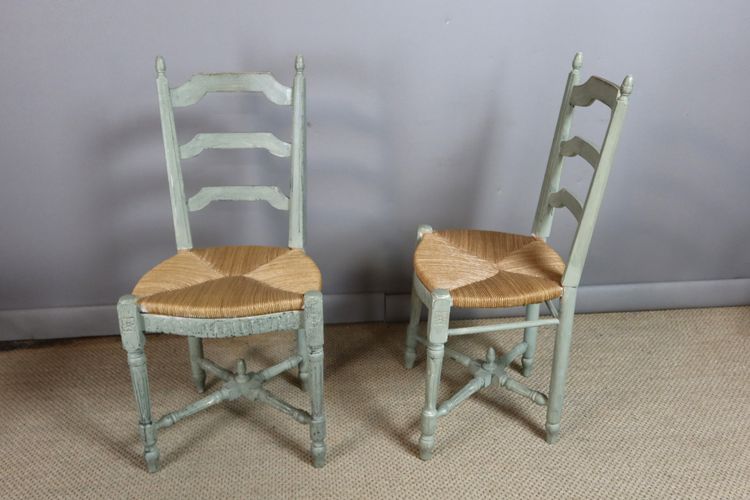 Suite de huit chaises en bois peint style Louis XVI