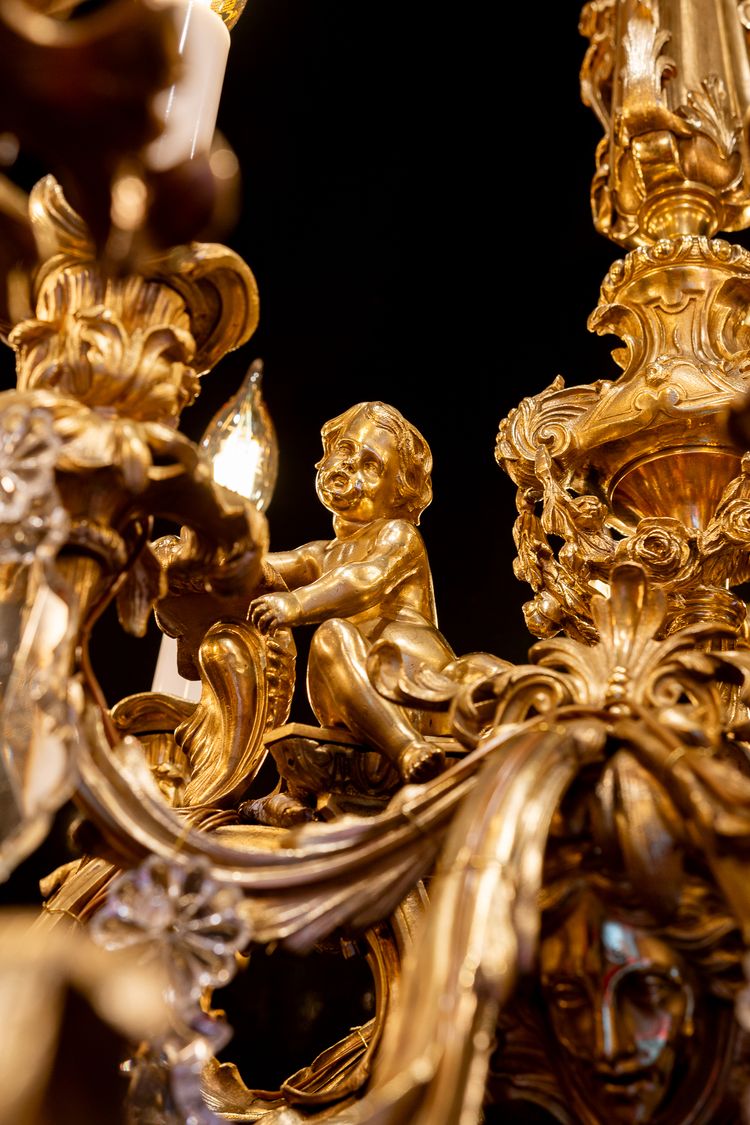 Signed by Victor Raulin (1867-1925), Louis XV style chiseled and gilded bronze chandelier Aux Amours