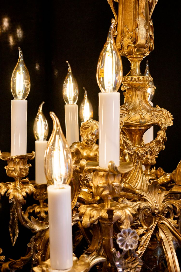 Signed by Victor Raulin (1867-1925), Louis XV style chiseled and gilded bronze chandelier Aux Amours