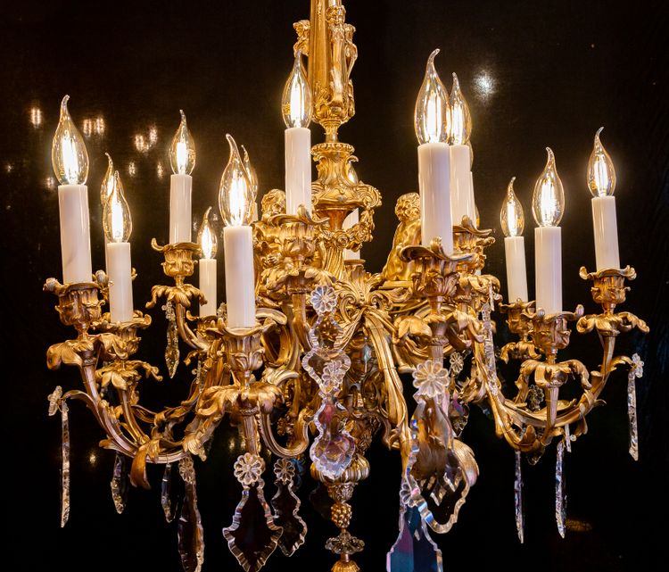 Signed by Victor Raulin (1867-1925), Louis XV style chiseled and gilded bronze chandelier Aux Amours