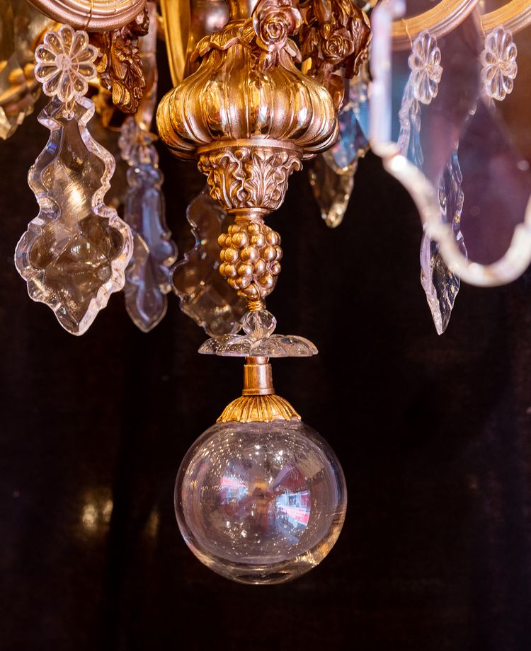 Signed by Victor Raulin (1867-1925), Louis XV style chiseled and gilded bronze chandelier Aux Amours