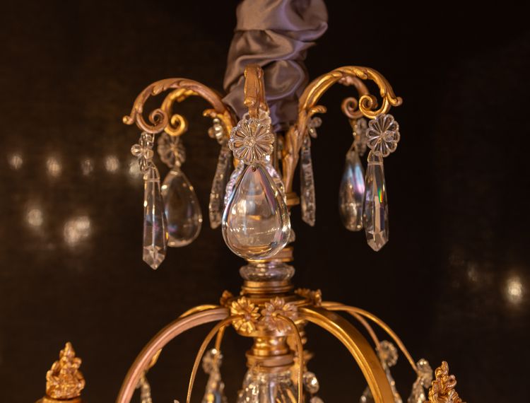 Signed by Baccarat, Louis XVI style chandelier with gilt bronze and cut crystal fire pots circa 1890