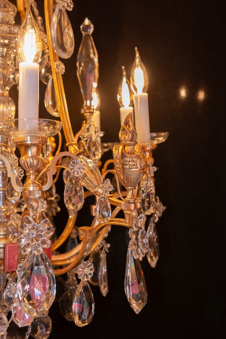 Signed by Baccarat, Louis XVI style chandelier with gilt bronze and cut crystal fire pots circa 1890