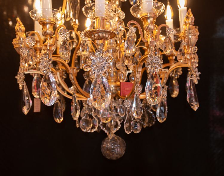 Signed by Baccarat, Louis XVI style chandelier with gilt bronze and cut crystal fire pots circa 1890