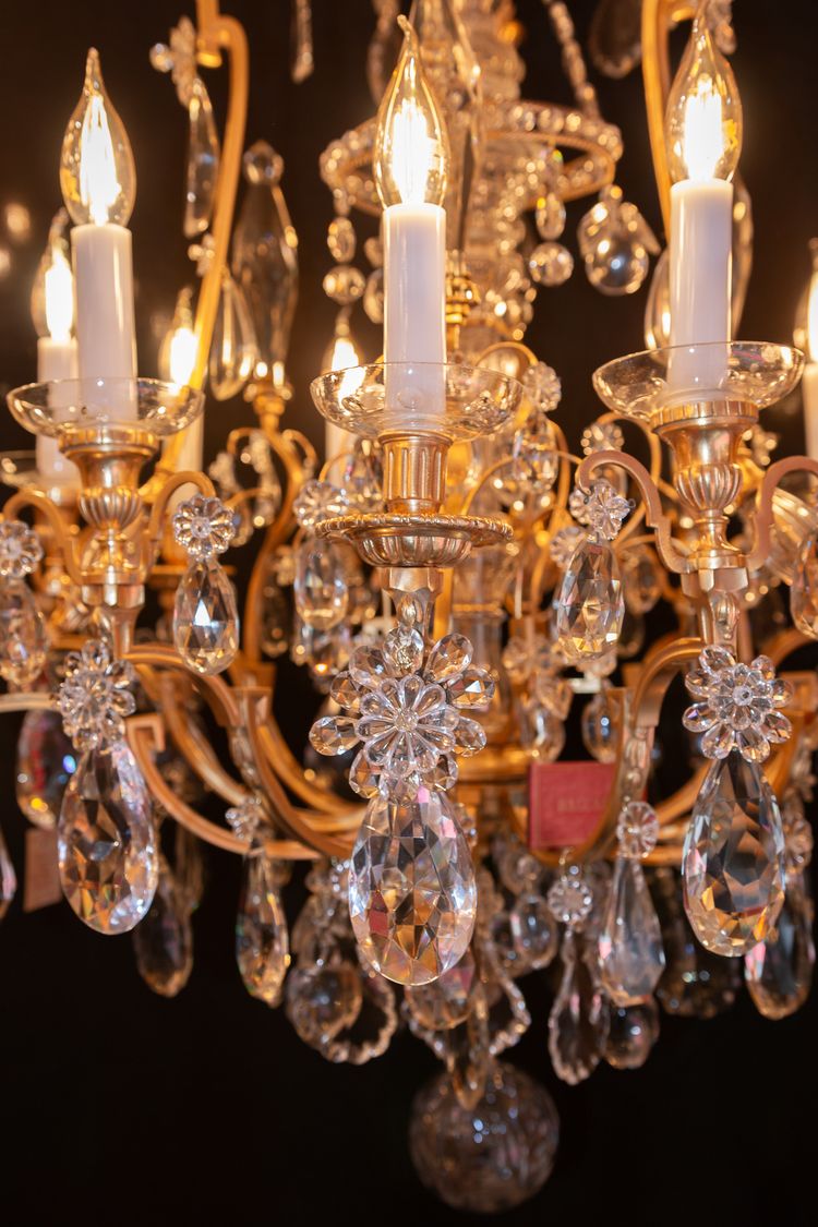 Signed by Baccarat, Louis XVI style chandelier with gilt bronze and cut crystal fire pots circa 1890