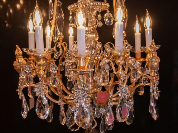 Signed by Baccarat, Louis XVI style chandelier with gilt bronze and cut crystal fire pots circa 1890