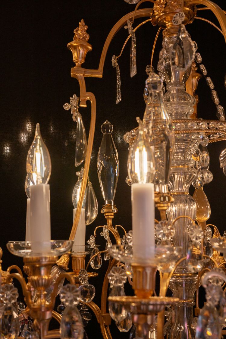 Signed by Baccarat, Louis XVI style chandelier with gilt bronze and cut crystal fire pots circa 1890