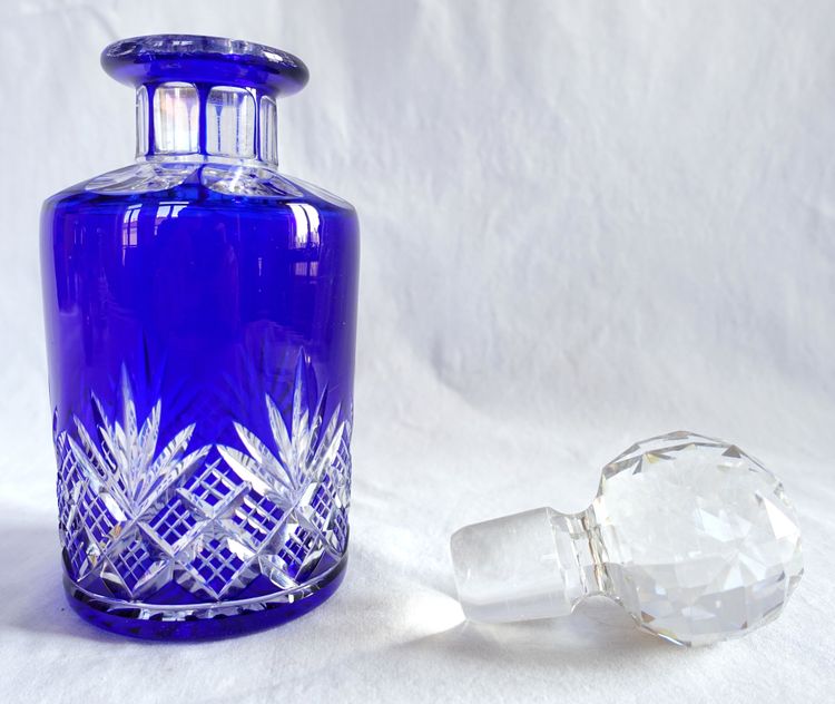 Große Alkohol- oder Parfümflasche aus Baccarat-Kristall mit blauem Überzug – Modell Douai – 20,2 cm