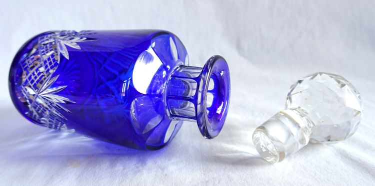 Große Alkohol- oder Parfümflasche aus Baccarat-Kristall mit blauem Überzug – Modell Douai – 20,2 cm