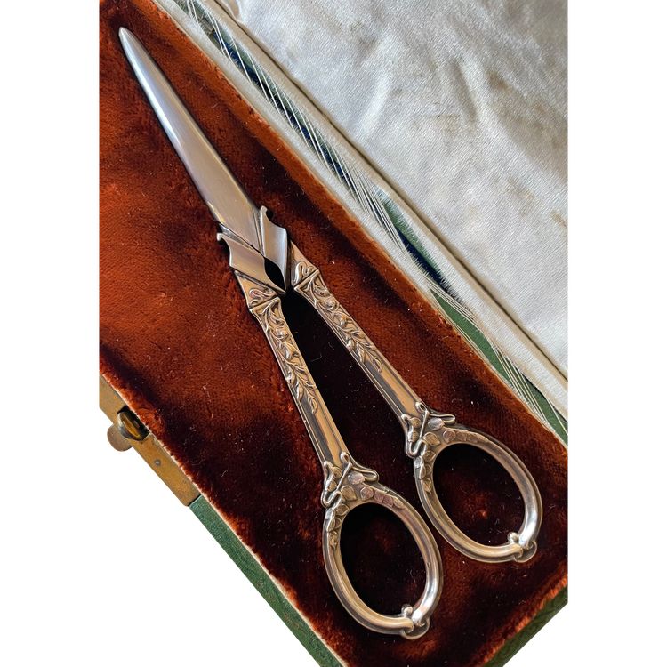 Art nouveau grape scissors.