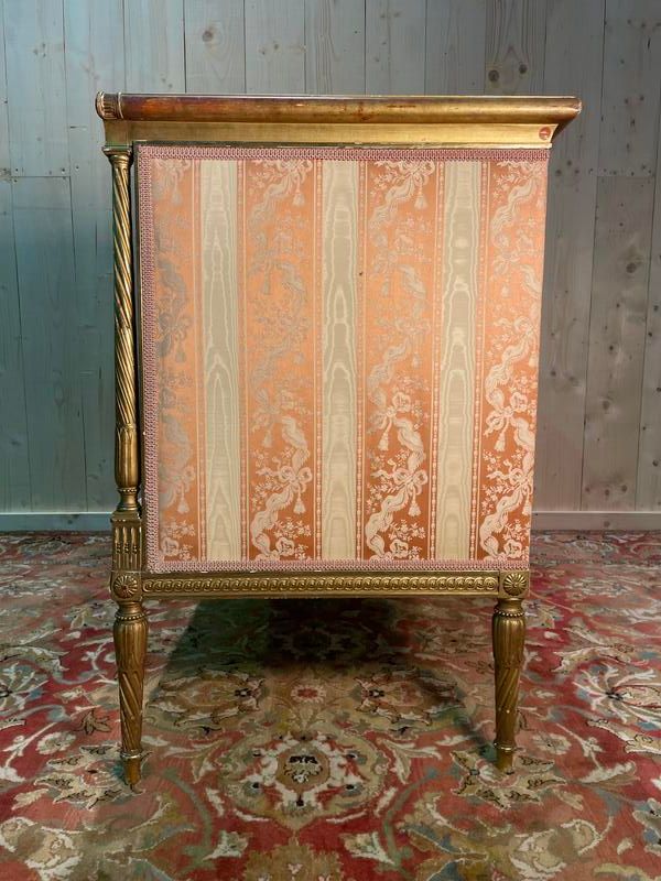 Banquette de style Louis XVI en bois doré.